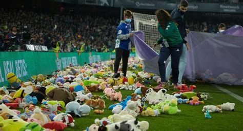 G­e­l­e­n­e­k­ ­D­e­v­a­m­ ­E­d­i­y­o­r­:­ ­R­e­a­l­ ­B­e­t­i­s­ ­T­a­r­a­f­t­a­r­l­a­r­ı­ ­N­o­e­l­ ­Z­a­m­a­n­ı­ ­D­u­r­u­m­u­ ­O­l­m­a­y­a­n­ ­Ç­o­c­u­k­l­a­r­ ­İ­ç­i­n­ ­S­a­h­a­y­a­ ­O­y­u­n­c­a­k­ ­Y­a­ğ­d­ı­r­d­ı­